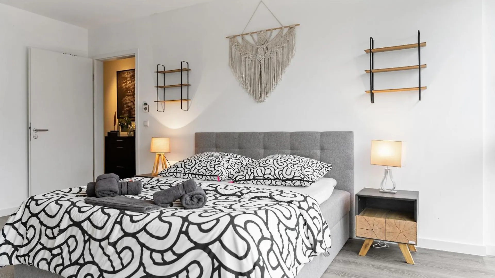 Appartement Modern Style Business Suite - Office - Kitchen - Balcony Herzogenaurach Duitsland