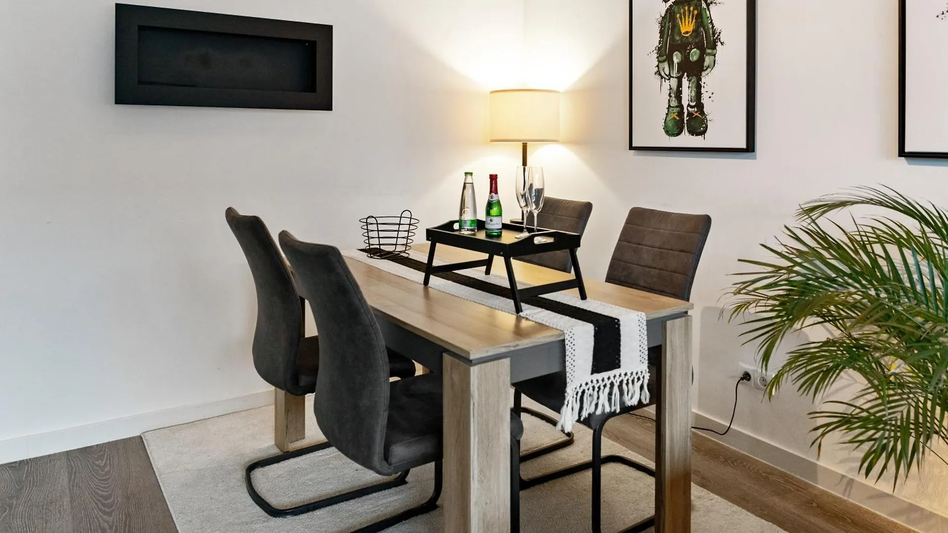 Modern Style Business Suite - Office - Kitchen - Balcony Herzogenaurach Appartement